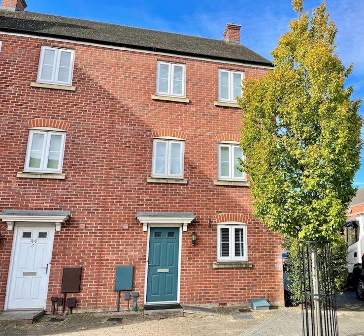 5 Bed House In Gloucester Hucclecote Luaran gambar