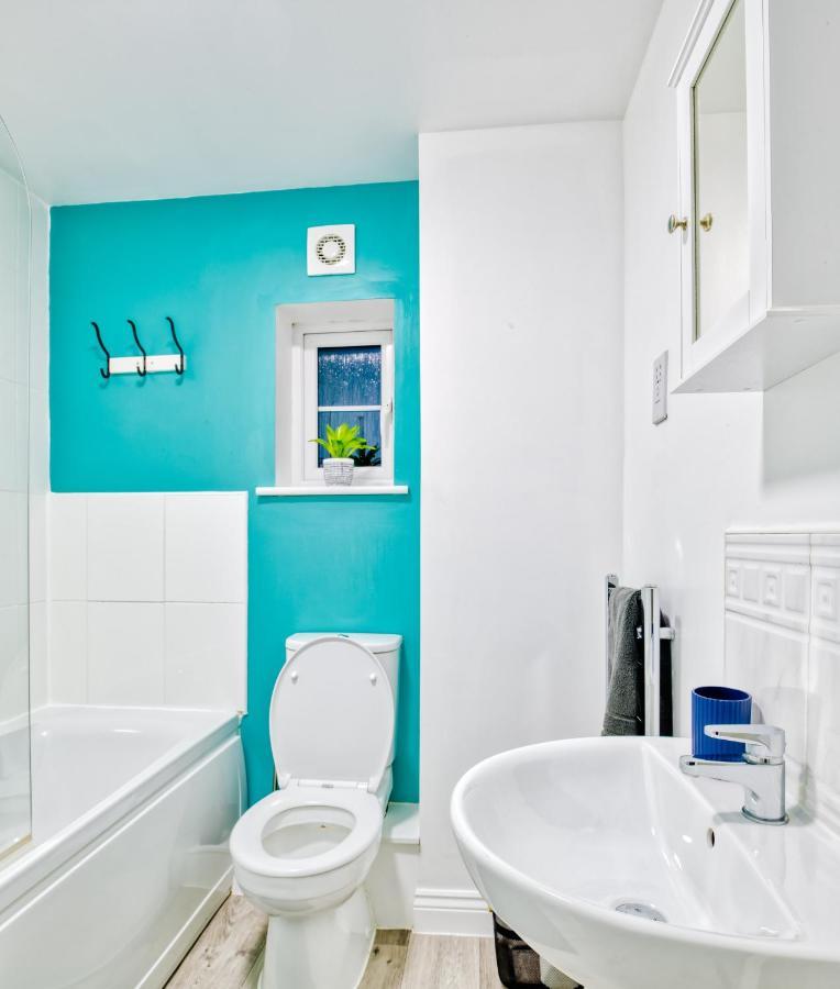 5 Bed House In Gloucester Hucclecote Luaran gambar
